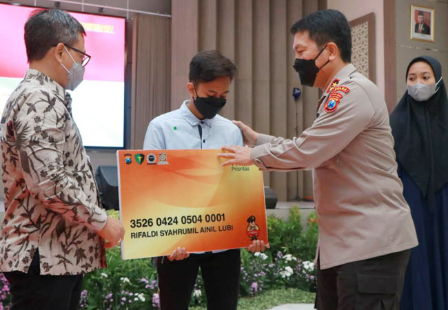 https://seputarmadura.com/wp-content/uploads/2021/10/Lewat-Yankes-Luar-Biasa-Polda-Jatim-Beri-Jaminan-Kesehatan-Anak-Yatim-Piatu-Korban-COVID-19.jpg