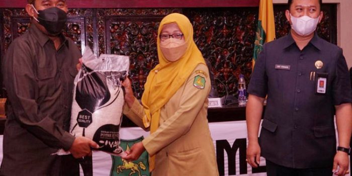 https://seputarmadura.com/wp-content/uploads/2021/10/Peduli-Petani-Pemkab-Sumenep-Luncurkan-Program-Beras-ASN-.jpg