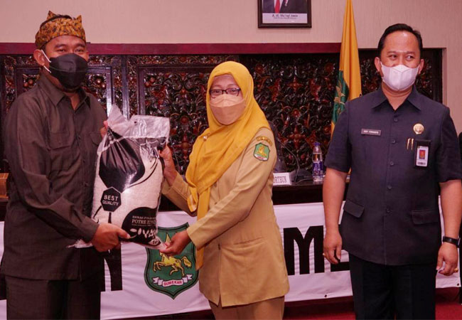 https://seputarmadura.com/wp-content/uploads/2021/10/Peduli-Petani-Pemkab-Sumenep-Luncurkan-Program-Beras-ASN-.jpg