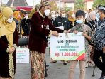 https://seputarmadura.com/wp-content/uploads/2021/11/BPRS-Bhakti-Sumekar-Berikan-Penghargaan-Bagi-Siswa-dan-Guru-Prestasi-di-Puncak-Peringatan-Hari-Jadi-Kabupaten-Sumenep-ke-752.jpg