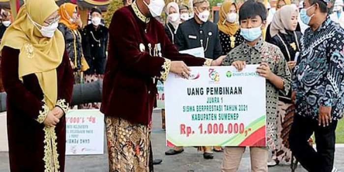 https://seputarmadura.com/wp-content/uploads/2021/11/BPRS-Bhakti-Sumekar-Berikan-Penghargaan-Bagi-Siswa-dan-Guru-Prestasi-di-Puncak-Peringatan-Hari-Jadi-Kabupaten-Sumenep-ke-752.jpg