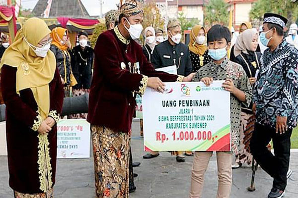 https://seputarmadura.com/wp-content/uploads/2021/11/BPRS-Bhakti-Sumekar-Berikan-Penghargaan-Bagi-Siswa-dan-Guru-Prestasi-di-Puncak-Peringatan-Hari-Jadi-Kabupaten-Sumenep-ke-752.jpg