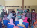 https://seputarmadura.com/wp-content/uploads/2021/11/Dampingi-Penyaluran-BLT-DD-Babinsa-Koramil-14-Batang-Batang-Terapkan-Prokes.jpg