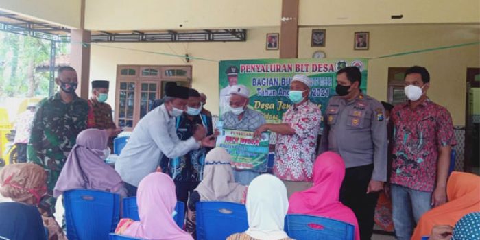 https://seputarmadura.com/wp-content/uploads/2021/11/Dampingi-Penyaluran-BLT-DD-Babinsa-Koramil-14-Batang-Batang-Terapkan-Prokes.jpg