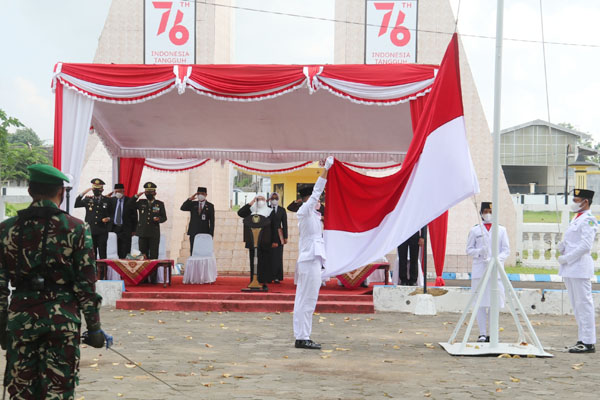 https://seputarmadura.com/wp-content/uploads/2021/11/Dandim-0827-Sumenep-Bersama-Forkopimda-Ikuti-Upacara-Peringatan-Hari-Pahlawan-Ke-76-Tahun-2021-.jpg