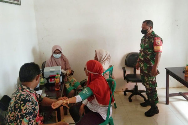 https://seputarmadura.com/wp-content/uploads/2021/12/Babinsa-Terus-Adakan-Pendampingan-Vaksin-Demi-Herd-Immunity.jpg