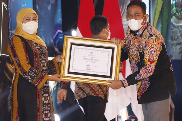 https://seputarmadura.com/wp-content/uploads/2021/12/Bupati-Sumenep-Terima-Lima-Sertifikat-Penetapan-WBTb-Tahun-2021.jpg