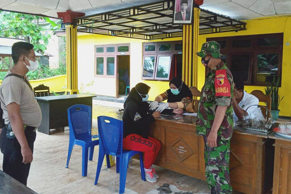 https://seputarmadura.com/wp-content/uploads/2021/12/Serka-Heru-Dampingi-Warganya-Laksanakan-Vaksin-Covid-19-.jpg