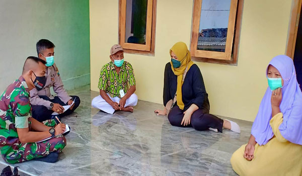 https://seputarmadura.com/wp-content/uploads/2022/02/Babinsa-Pragaan-Dampingi-Nakes-Tracing-Contact-Covid-19-Terhadap-Warga-.jpg