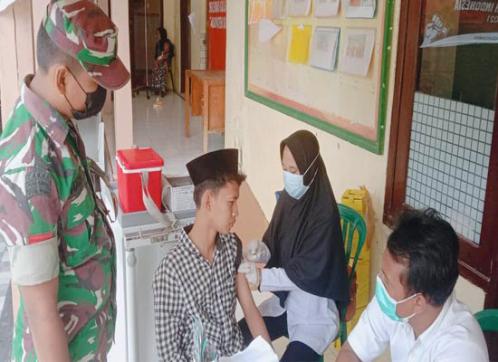 https://seputarmadura.com/wp-content/uploads/2022/02/Dampingi-Warga-Vaksinasi-Babinsa-Guluk-Guluk-Wujudkan-Herd-Immunity-Bisa-Tercapai.jpg