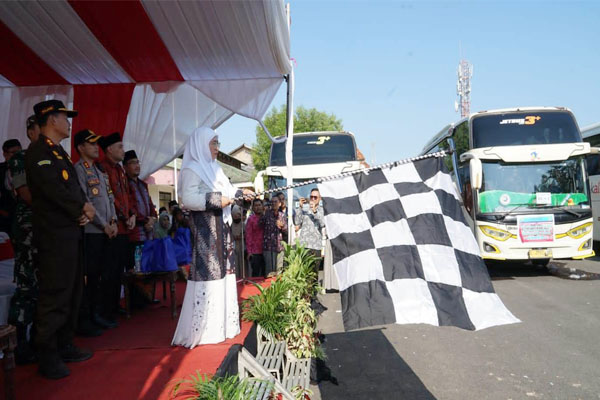 https://seputarmadura.com/wp-content/uploads/2023/05/686-Jemaah-Calon-Haji-Asal-Sumenep-Resmi-Diberangkatkan.jpg