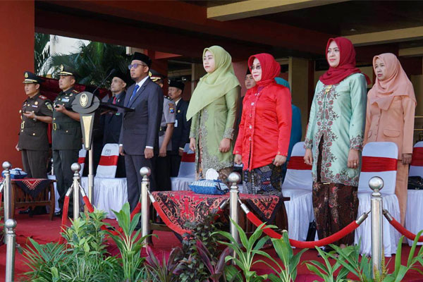 https://seputarmadura.com/wp-content/uploads/2023/06/Bupati-Sumenep-Ajak-Warga-Kokohkan-Nilai-nilai-Pancasila-di-Era-Globalisasi.jpg