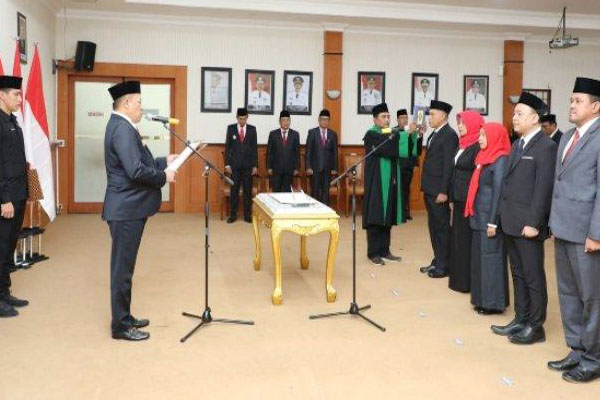 https://seputarmadura.com/wp-content/uploads/2023/07/Bupati-Sampang-Lantik-dan-Mengambil-Sumpah-5-Pejabatnya-Hasil-Seleksi-Terbuka.jpg