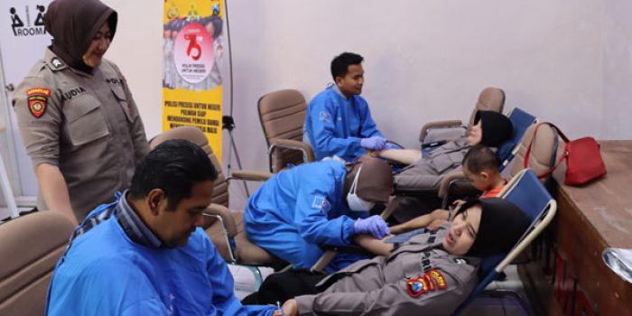 https://seputarmadura.com/wp-content/uploads/2023/08/23-Polwan-Polres-Sumenep-Donor-Darah-Meriahkan-Hari-Jadi-Polwan-RI-Ke-75.jpg