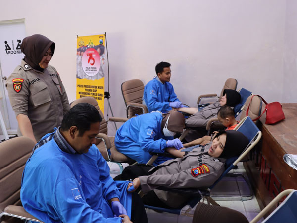 https://seputarmadura.com/wp-content/uploads/2023/08/23-Polwan-Polres-Sumenep-Donor-Darah-Meriahkan-Hari-Jadi-Polwan-RI-Ke-75.jpg