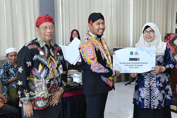 https://seputarmadura.com/wp-content/uploads/2023/08/Bupati-Sumenep-Beri-Penghargaan-Kepada-Koperasi-Sehat-Tahun-2023.jpg