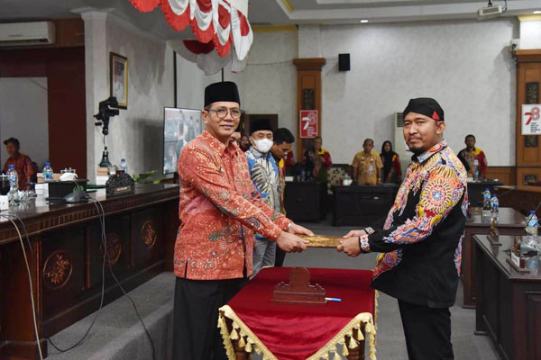 https://seputarmadura.com/wp-content/uploads/2023/08/KUA-PPAS-2024-Akhirnya-Ditandangani-Pimpinan-DPRD-Sumenep-dan-Bupati.jpg
