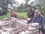 https://seputarmadura.com/wp-content/uploads/2023/09/Bantu-Kesulitan-Rakyat-Babinsa-Sempatkan-Waktunya-Ikut-Bangun-Rumah-Warga.jpg