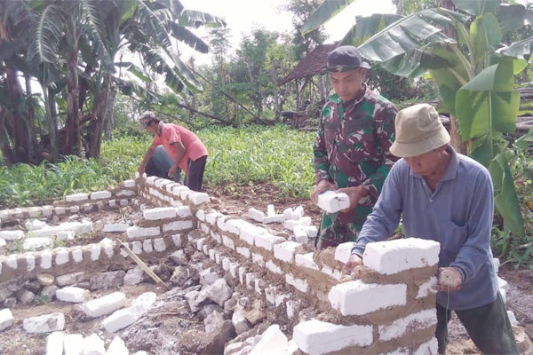 https://seputarmadura.com/wp-content/uploads/2023/09/Bantu-Kesulitan-Rakyat-Babinsa-Sempatkan-Waktunya-Ikut-Bangun-Rumah-Warga.jpg