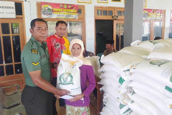 https://seputarmadura.com/wp-content/uploads/2023/10/Babinsa-Koramil-11-Pasongsongan-Dampingi-Pendistribusian-Pembagian-Beras.jpg
