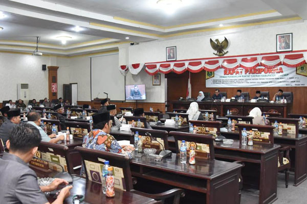 https://seputarmadura.com/wp-content/uploads/2023/10/Rapat-Paripurna-Penentu-Pembahasan-4-Raperda.jpg
